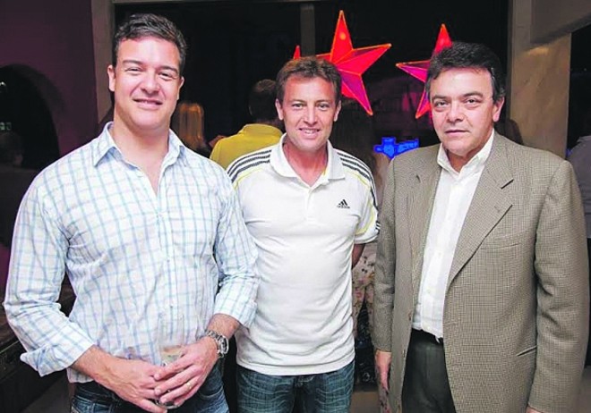 Descortinado para o espetacular Natal do Palácio Avenida, o camarote do Hospital Vita, reunia, na semana, o diretor clínico, Luiz Fernando Kubrusly, à direita, Rodrigo Fontan, de camisa listrada, e Osni Silvestri, ambos do staff diretor da instituição hospitalar |