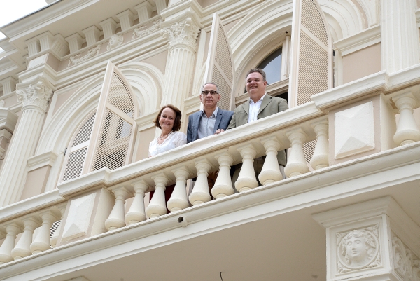 Na entrega das obras de restauração do Palácio da Liberdade, sede do Museu da Imagem e do Som do Paraná, a coordenadora do Patrimônio Cultural do estado, Rosina Parchen, o secretário da Cultura, Paulino Viapiana (ao centro), e o diretor do MIS, Fernando Severo, repetiram a foto histórica feita pelo presidente Getúlio Vargas em sua visita ao edifício da Rua Barão do Rio Branco | Kraw Penas