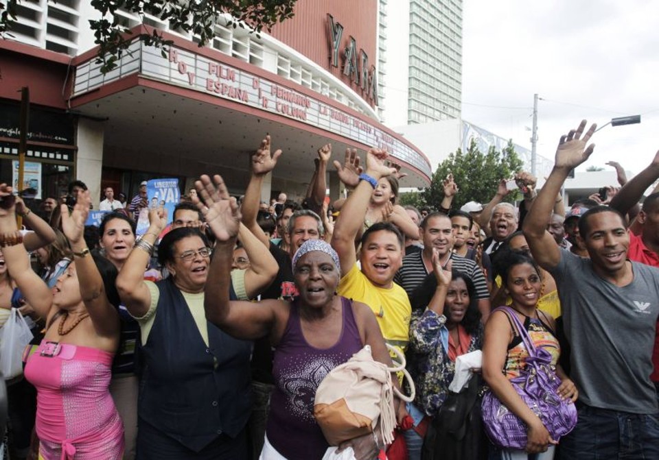 Cubanos celebram libertação de prisioneiros cubanos, em acordo que precedeu o restabelecimento das relações | Reuters