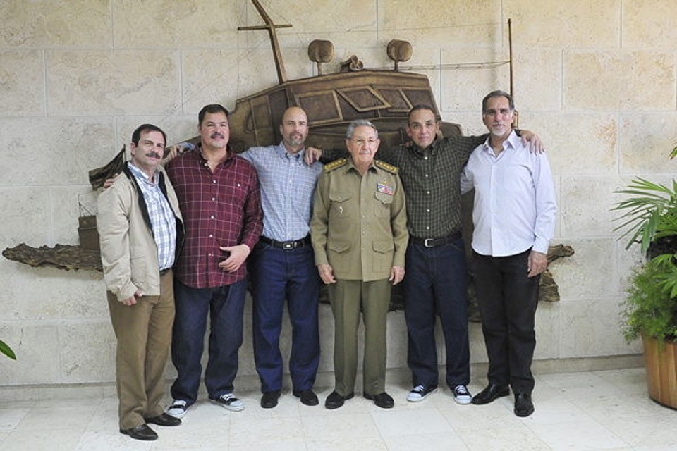Presidente cubano Raúl Castro ao lado dos prisioneiros libertados nos EUA | Estudios Revolución/Efe