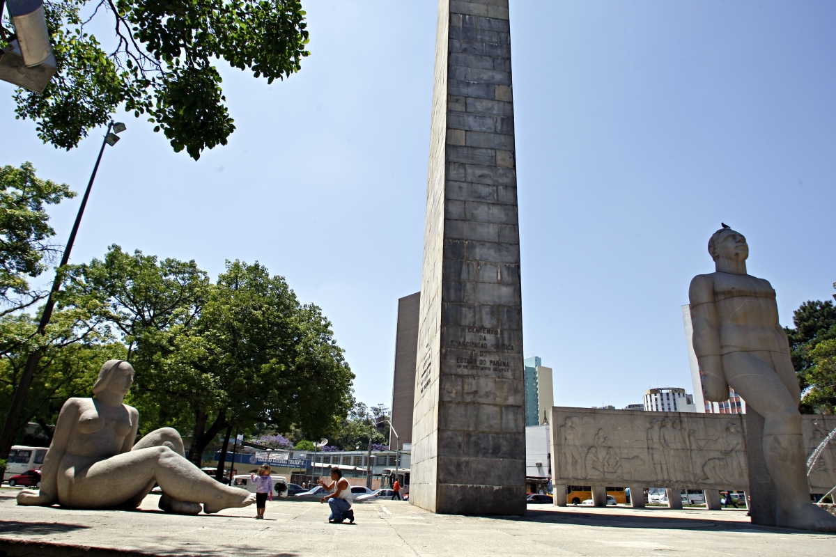 Data é lembrada em logradouro de Curitiba, a Praça Dezenove de Dezembro, mais conhecida como praça do Homem Nu | Priscila Forone/Agência de Noticias Gazeta do Povo