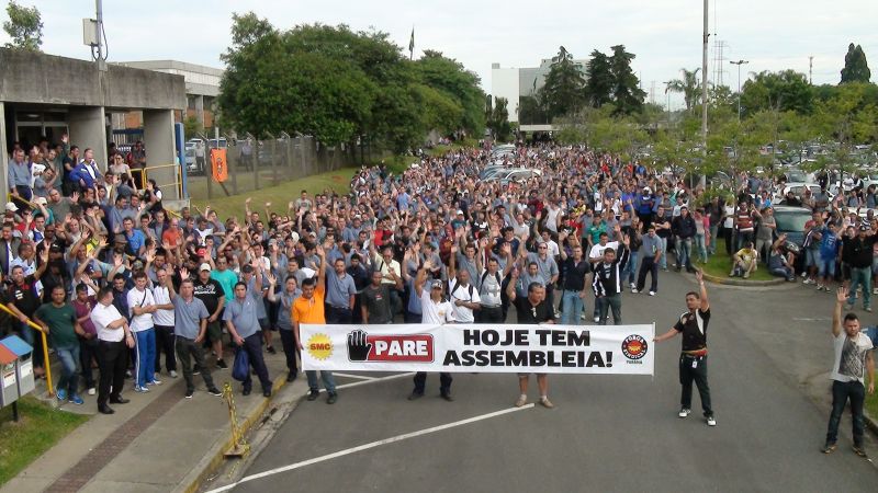 Na manhã de ontem, metalúrgicos fizeram protesto contra as demissões na fábrica da Volvo em Curitiba | Rodrigo Sass /Imprensa SMC