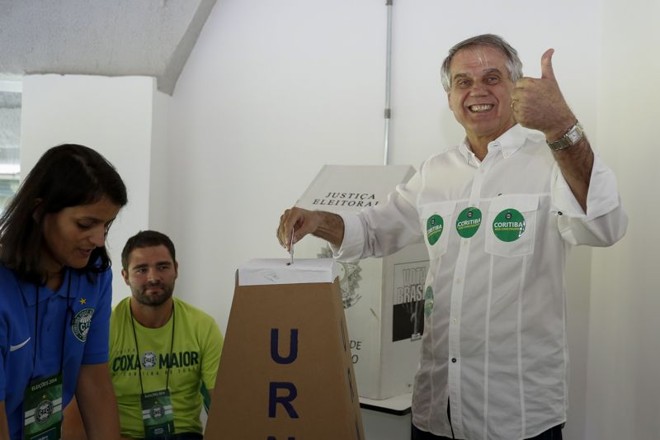 Atual presidente Vilson Ribeiro de Andrade vota na eleição do Coritiba |