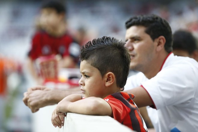 O atleticano fez um moicano no cabelo, igual ao do goleiro Wéverton, ídolo da torcida. | 