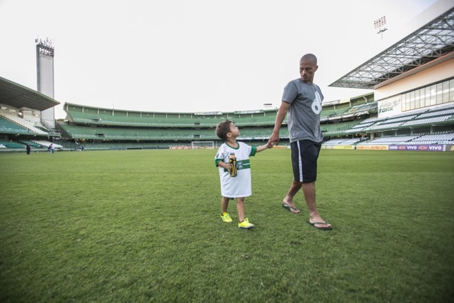 Alex, com o filho Felipe, se despede do Couto como jogador | Marcelo Andrade/Gazeta do Povo