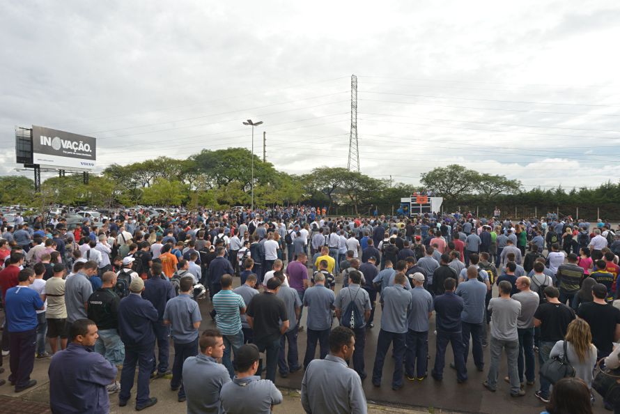 Proposta da Volvo de ampliar benefícios a demitidos foi aprovada pelos trabalhadores em assembleia. | Sindicato dos Metalúrgicos da Grande Curitiba