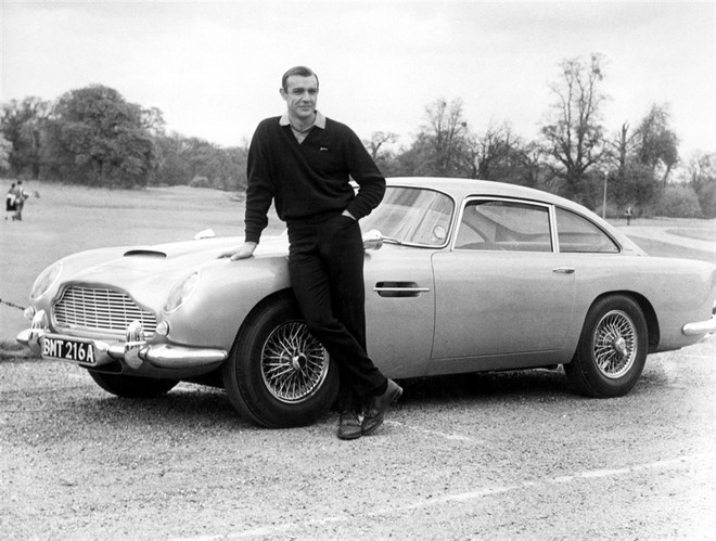 Aston Martin DB5- É o mais famoso veículo utilizado pelo espião britânico. Estreia em 007 contra Goldfinger, no ano de 1964, e repete a dose um ano depois em 007 contra a Chantagem Atômica. Em ambos dirigido pelo ator Sean Connery, o primeiro a vestir a pele do agente. Fez parte da frota em 007 a serviço secreto de Sua Majestade (1969), 007 Contra GoldenEye