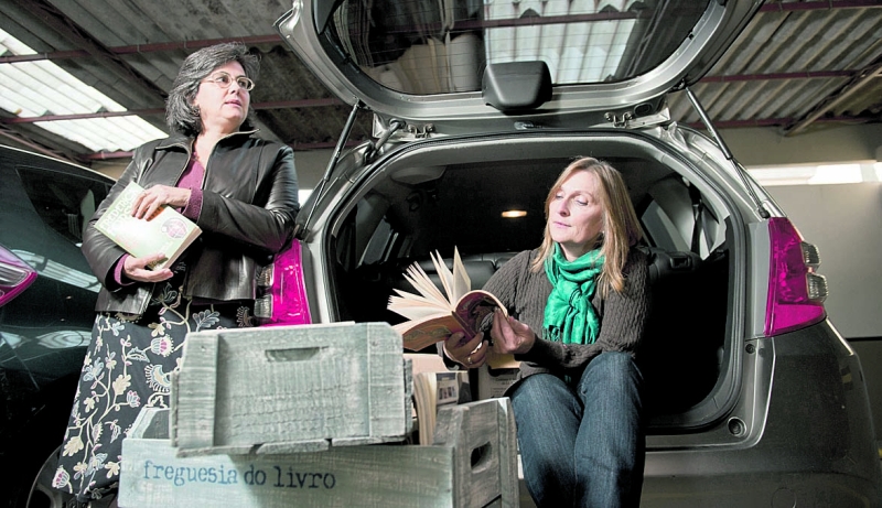 Josiane Bibas e Ângela Duarte com o porta-malas cheio de livros doados, prontos para novos destinos | Marcelo Andrade/Gazeta do Povo