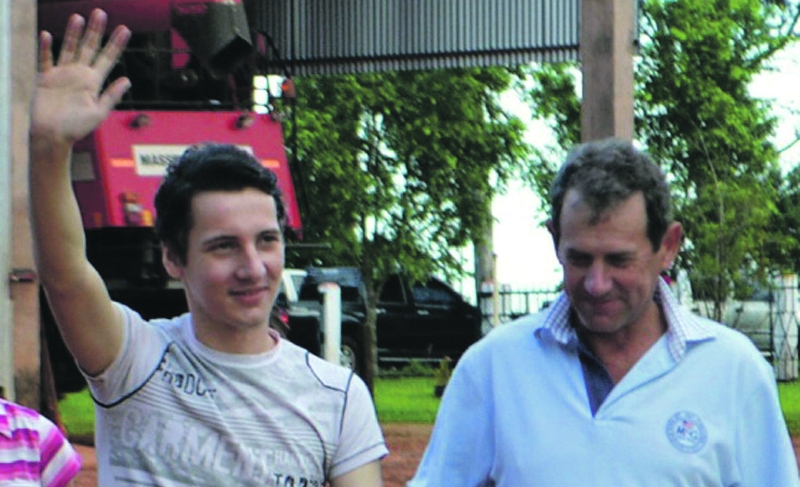 Arlan com o pai, Alcido Fick, logo após a libertação | STR/EFE