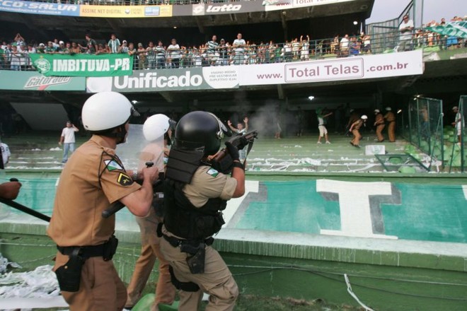 A polícia disparou contra a arquibancada para conter a invasão de quem vinha da rua. |