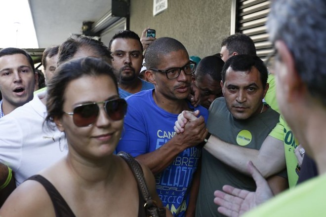 Alex chega ao Couto Pereira para votar na eleição do Coritiba |