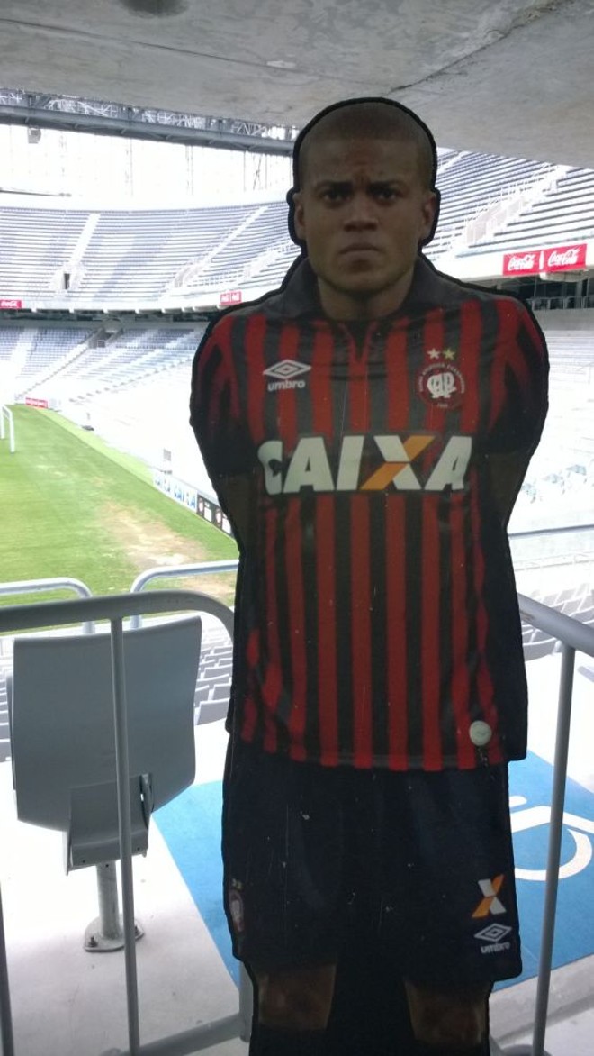 É possível tirar foto com a imagem do atacante Marcelo |
