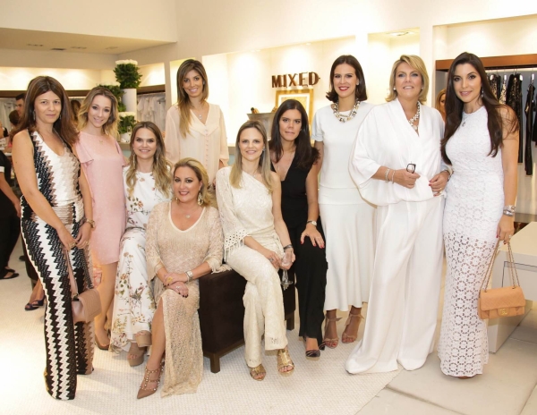 As anfitriãs Giovana e Juliana Martins de Oliveira (de roupa clara, sentadas nos braços da poltrona) com Daniela Brum (de bolsa, à esq.); Thayna Pozzobon, Ana Paula Palácios Leão, Daniela Leão (sentada, de vestido rendado), Carol Porto (de preto), Ciccy Halpern, a estilista Riccy Souza Aranha e Maria Victoria Mansur (última à dir.), no badalado coquetel de inauguração da Mixed | Naideron JR.