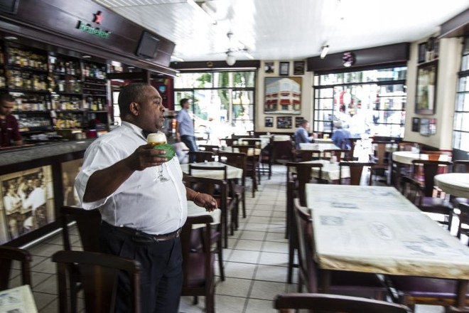 Garçom serve a clientela: atendimento à moda antiga | 