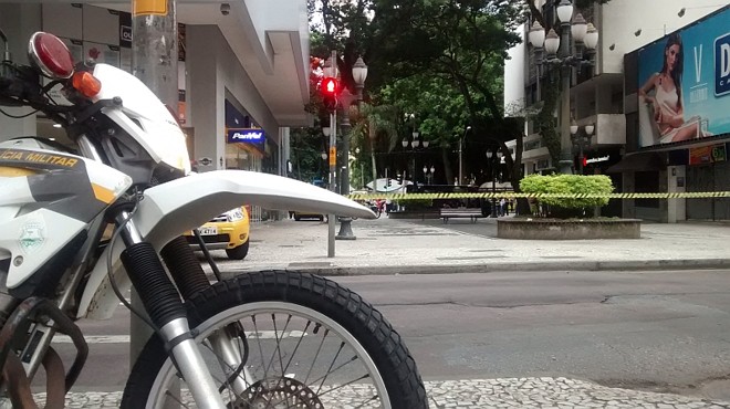 O cruzamento da canaleta com a Rua Comendador Araújo também foi bloqueado por causa do pacote suspeito |