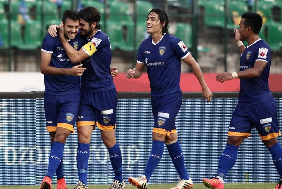 Bruno Pelissari é abraçado pelos companheiros de Chennaiyin após gol olímpico na Índia | Reproduação Indian Super League