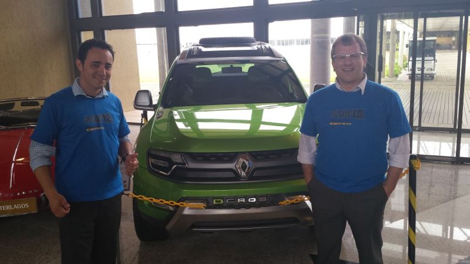 Alarme para freio de mão vence prêmio de Engenharia da Renault Rafael Palma e seu orientador, Fábio Schneider, comemoram o primeiro lugar em prêmio de Engenharia da Renault | Divulgação/Unibrasil