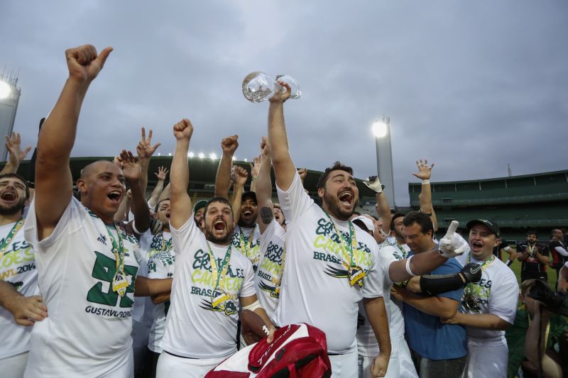 Vicente Brasil ergue o troféu de campeão brasileiro de futebol americano para o Coritiba Crocodiles | Henry Milléo / Gazeta do Povo