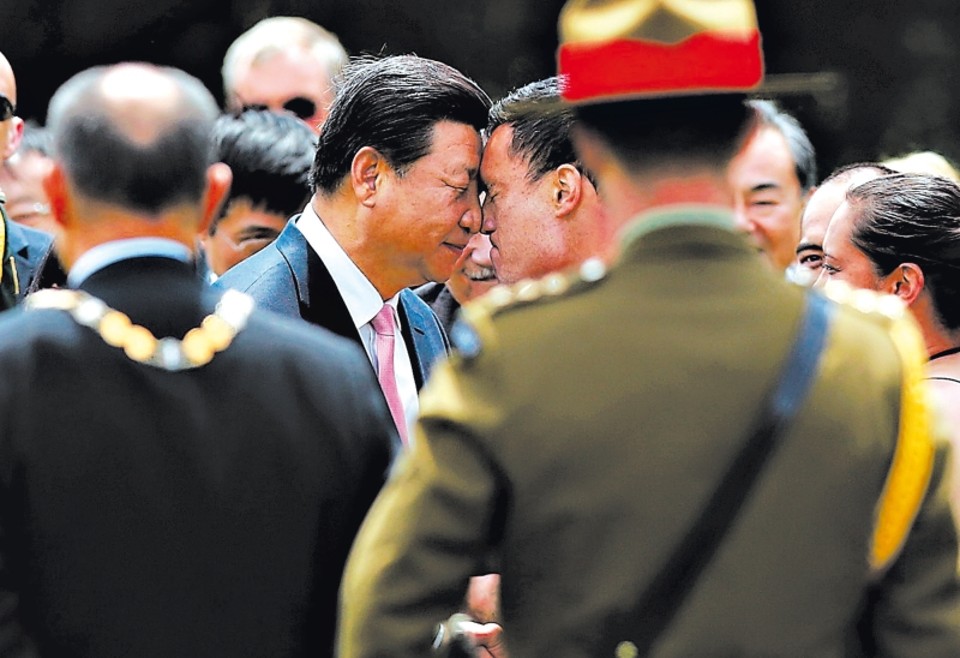 Presidente chinês, Xi Jinping, faz saudação tradicional maori em viagem à Nova Zelândia; chineses tentam aumentar sua área de influência na região Ásia-Pacífico | Diego Opatowski/Agence France-Presse Getty Images