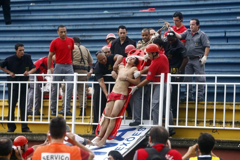 Torcedor retirado de maca da arquibancada, quase nu, na cena mais marcante da Batalha de Joinville. | Albari Rosa/ Gazeta do Povo