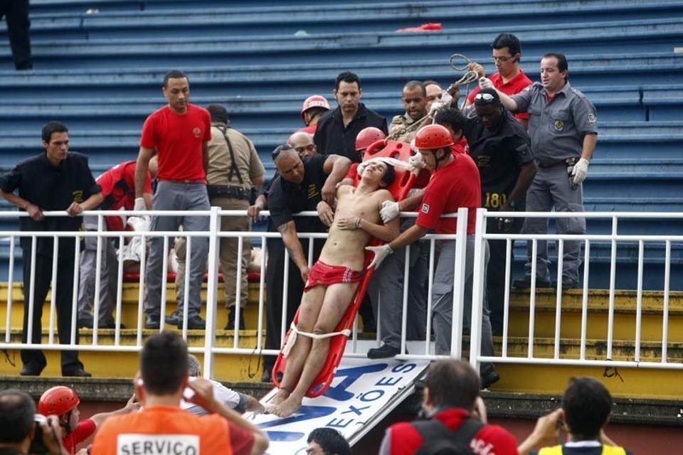 Torcedor retirado de maca da arquibancada, quase nu, na cena mais marcante da Batalha de Joinville. | Albari Rosa/ Gazeta do Povo