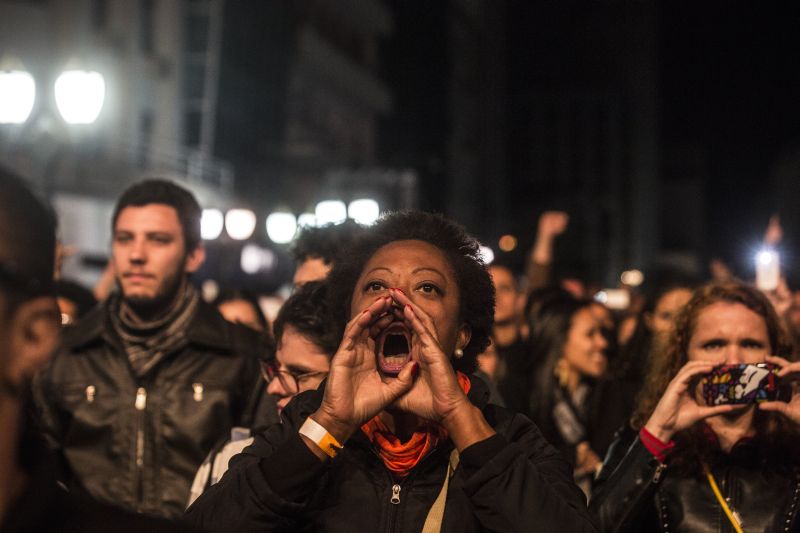 Público vaia Cidade Negra, que atrasou show na Virada Cultural de Curitiba, em novembro deste ano | Brunno Covello / Agência de Notícias Gazeta do Povo
