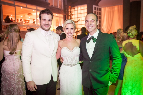 A arquiteta Mariana Brofman e o empresário Robson Guzatti com oparty designerMarcos Soares (à dir.), que assinou a elegante festa de casamento realizada na última sexta-feira nos jardins da residência dela, no condomínio Sherwood | Jared Windmüller