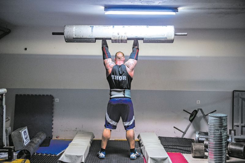 Thor Bjornsson, A Montanha de Game of Thrones, faz exercícios em uma academia | Andrew Testa para The New York Times