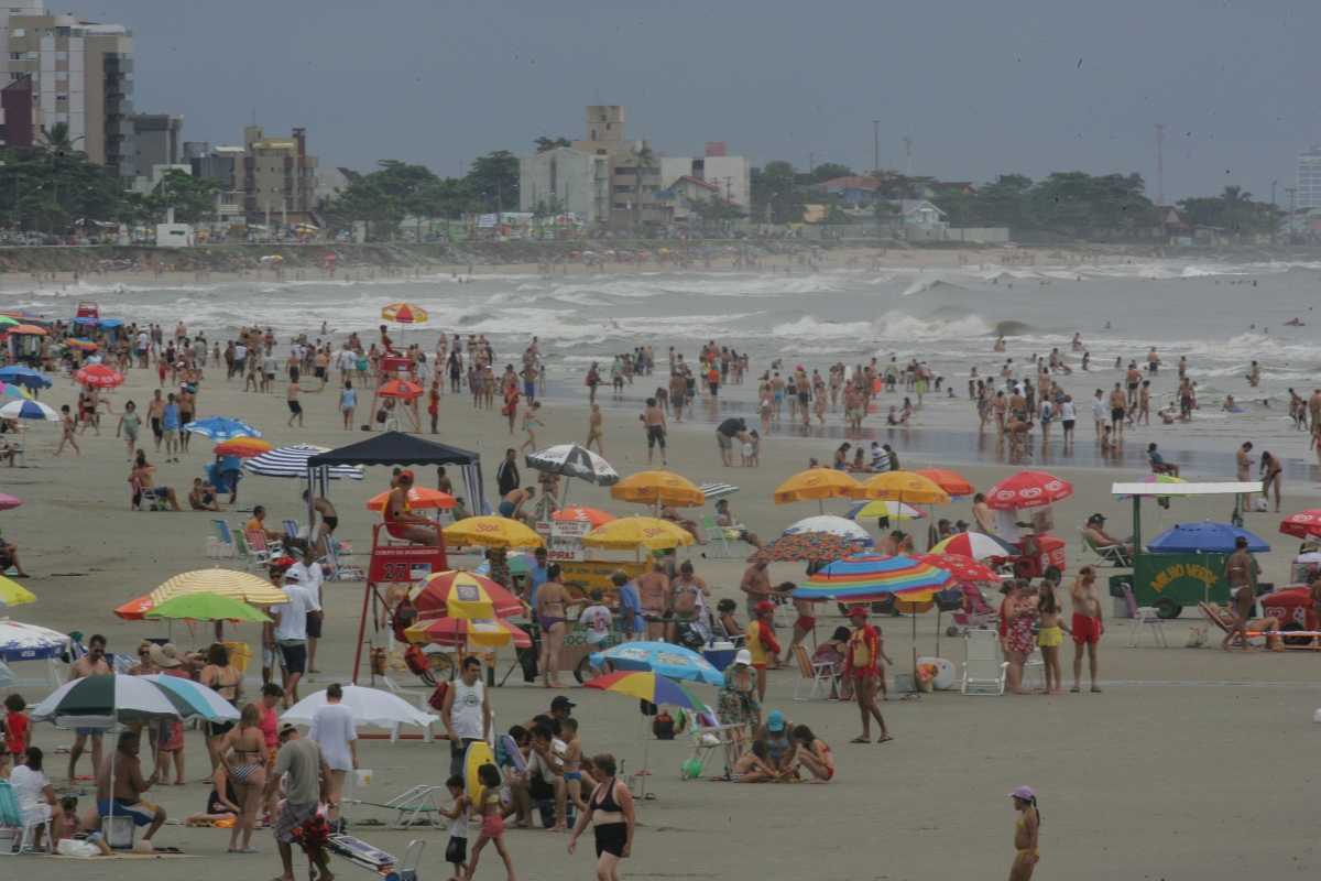 Praia de Matinhos costuma ficar cheia durante a temporada | Pedro Serápio/Agência de Notícias Gazeta do Povo/Arquivo