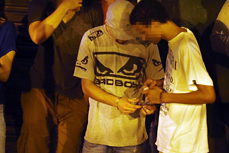 Flagrante captado pela reportagem do comércio de drogas no bairro São Francisco | Albari Rosa/Gazeta do Povo