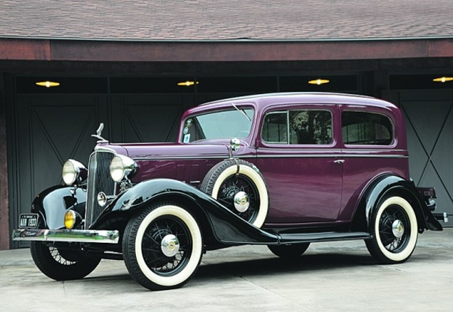 Julho - Chevrolet Master Eagle Sedan 1933: O carro do empresário Udo Heller, 81 anos, é a versão de luxo do modelo, que tinha ainda a configuração de entrada Mercury. A dupla ajudou a Chevrolet a liderar as vendas no mercado norte-americano na época. Foram produzidos 450 mil exemplares da Master Eagle e apenas 35 mil do mais simples. A raridade, adquirida na década de 1970, é a segunda mais antiga da coleção de dez carros de Udo. O Chevy possui motor 3.4 de 6 cilindros, que rende 90 cv |