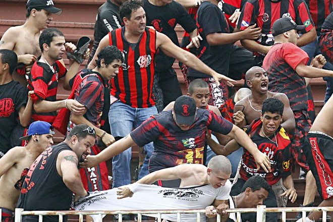 Quem tentava escapar era puxado de novo para a briga. |