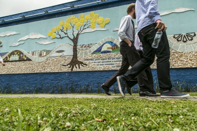 Mural fica entre as ruas Mateus Leme e Roberto Barroso, no Centro Cívico | 