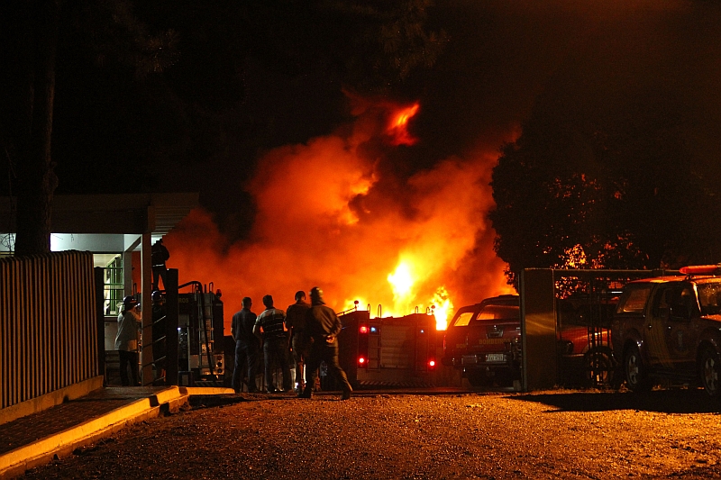 Chamas assustaram os que acompanhavam o trabalho dos Bombeiros nesta quarta-feira (3) | Gerson Klaina / Tribuna do Paraná