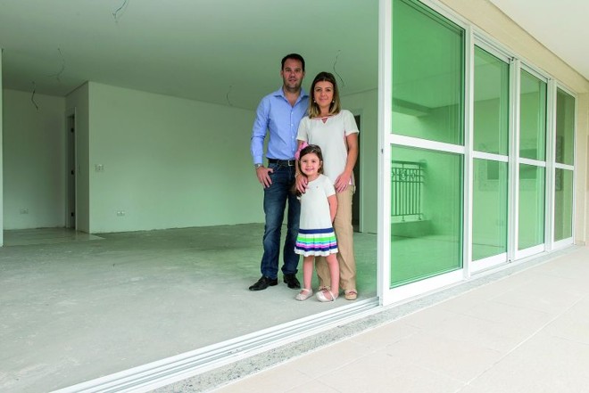 Javier Godino na sala do apartamento em que vai morar : família aumentou |