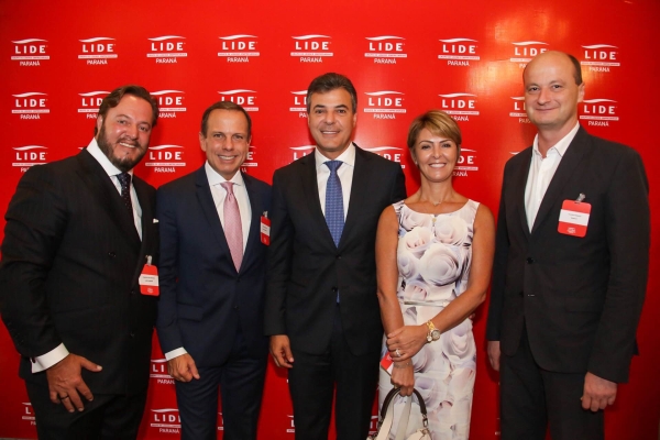 Os presidentes do LIDE Paraná, Fabrício de Macedo, e do LIDE Brasil, João Doria Jr. (ambos à esq.), com o governador Beto Richa, a primeira-dama Fernanda Richa e o presidente da Renault do Brasil, Olivier Murguet, no almoço realizado ontem no Castelo do Batel. Doria deu a palestra Brasil: transformando desafios em oportunidades aos associados do LIDE Paraná e convidados | Naideron Jr.