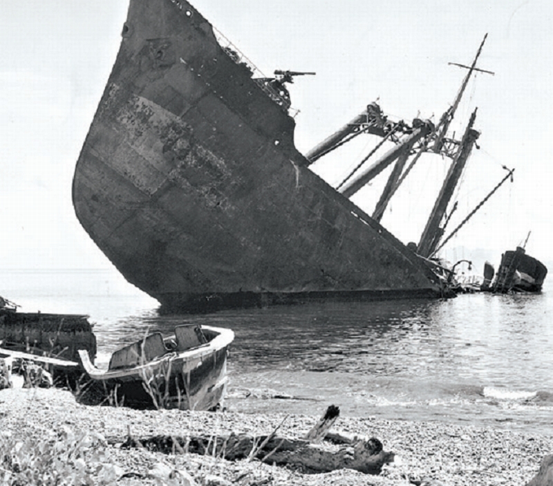 Os restos mortais de sete mil soldados japoneses continuam desaparecidos em Guadalcanal, onde um navio japonês foi afundado em 1942 | MARINHA DOS EUA/GETTY IMAGES