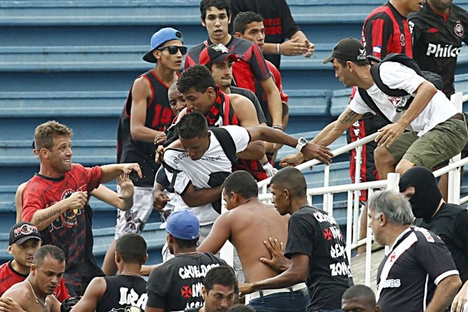 O confronto entre atleticanos e vascaínos deixou o jogo parado por mais de uma hora. |