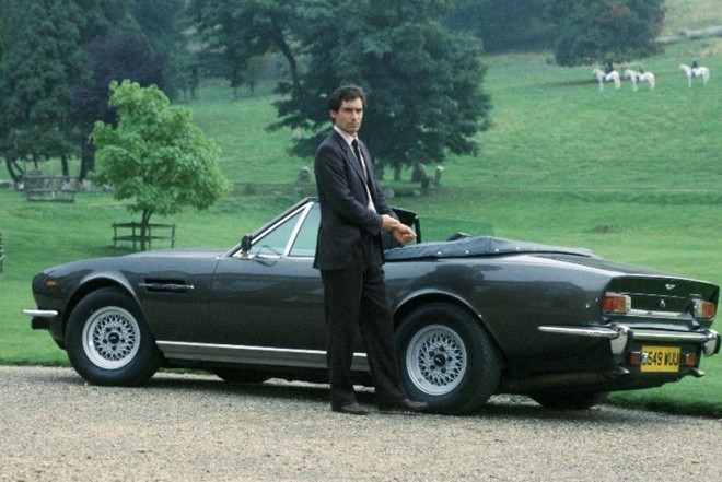Aston Martin V8 Vantage Volante- Marcou o retorno da Aston Martin como veículo principal do 007, após o protagonista dirigir outras marcas em longas anteriores. O filme 007 Marcado para Morrer (1997) tinha Timothy Dalton no papel principal. O conversível era equipado com um emissor de laser na roda, capaz de cortar o chassis de um veículo ao lado. Também veinha com um foguete para fornecer uma breve explosão de velocidade. Ele estava escondido atrás da placa traseira. O V8 Vantage Volante foi fabricado de 1986 a 1989 e trazia um bloco 6.3, de 450 cv |