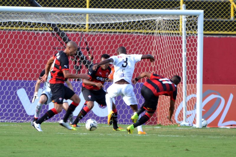 Lance durante a partida entre Vitória e Santos no Estádio Barradão em Salvador (BA), neste domingo | Romildo de Jesus/Futura Press/Folhapress