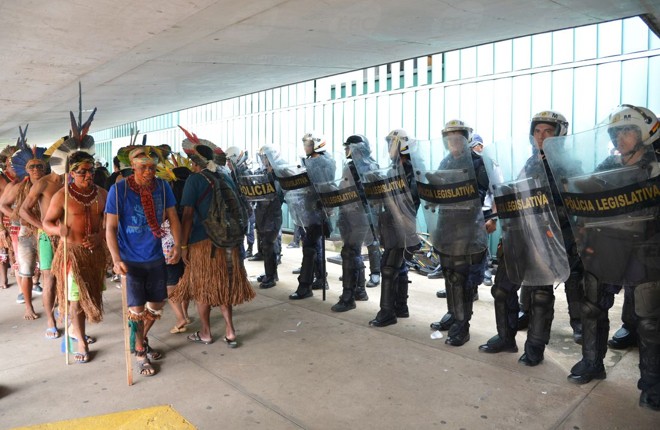 Os índios protestam contra propostas que estão em discussão no Congresso sobre demarcação de terras indígenas |
