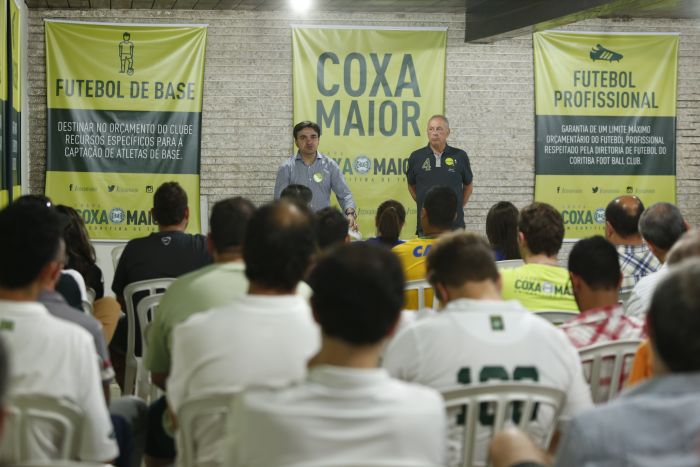 Ricardo Guerra e Ernesto Pedroso, membros do G5 da chapa de oposição dizem aos sócios que não há como prometer títulos ao Coritiba para o ano que vem | Hugo Harada / Gazeta do Povo