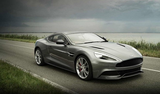 Aston Martin Vanquish- Estreou em 007 Um Novo Dia Para Morrer (2002), estrelado por Pierce Brosnan. O modelo foi o primeiro da série de carros do agente secreto a trazer um sistema de invisibilidade, além do arsenal de armas já conhecido. Destaque para a sequência no gelo da Islândia, na qual o Vanquish é perseguido por um Jaguar XKR, guiado capanga do vilão Zao. Antecessor da nova geração do DBS, foi produzido de 2001 a 2005. Ele era equipado com motor 6.0 V12, de 430 cv e 54,2 kgfm. O nome Vanquish é revivido em 2012 para suceder justamente o DBS |