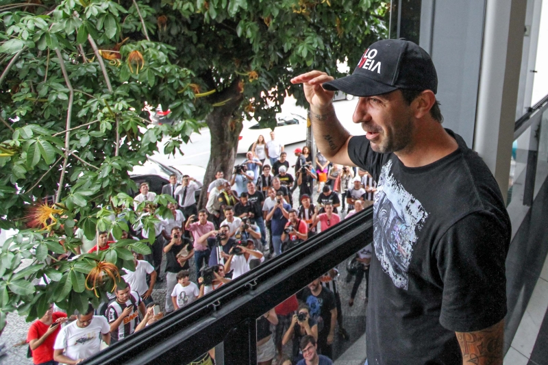 Lucas Pratto acena para os torcedores na chegada ao Atlético-MG | Bruno Cantini/Atlético-MG