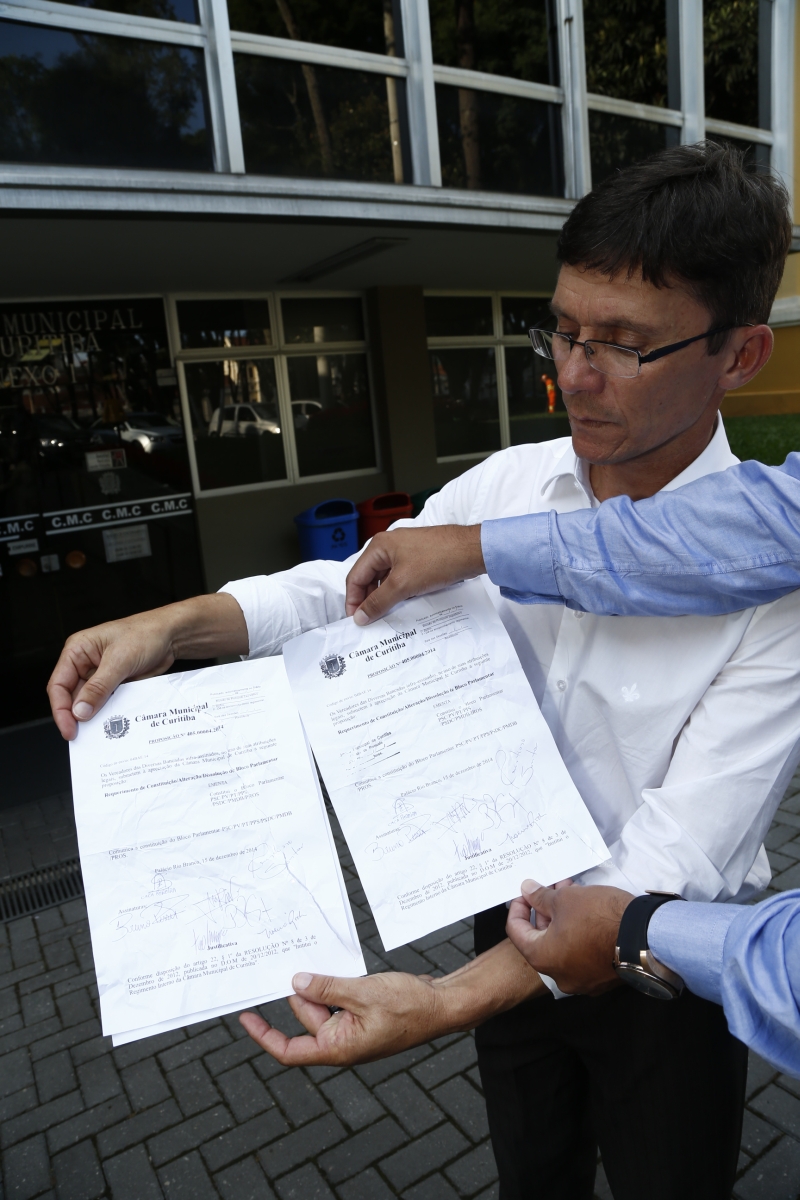 Confusão na Câmara: Pedro Paulo exibe o documento rasgado | Hugo Harada/Gazeta do Povo