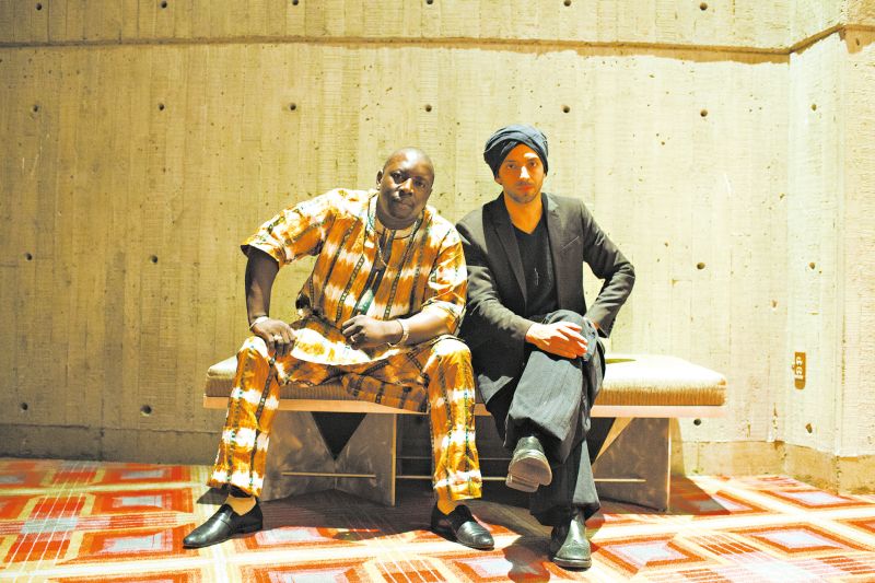 O guitarrista Vieux Farka Touré, à esquerda, conta que teve que se adaptar ao estilo do pianista Idan Raichel | Matthew Ryan Williams para The New York Times
