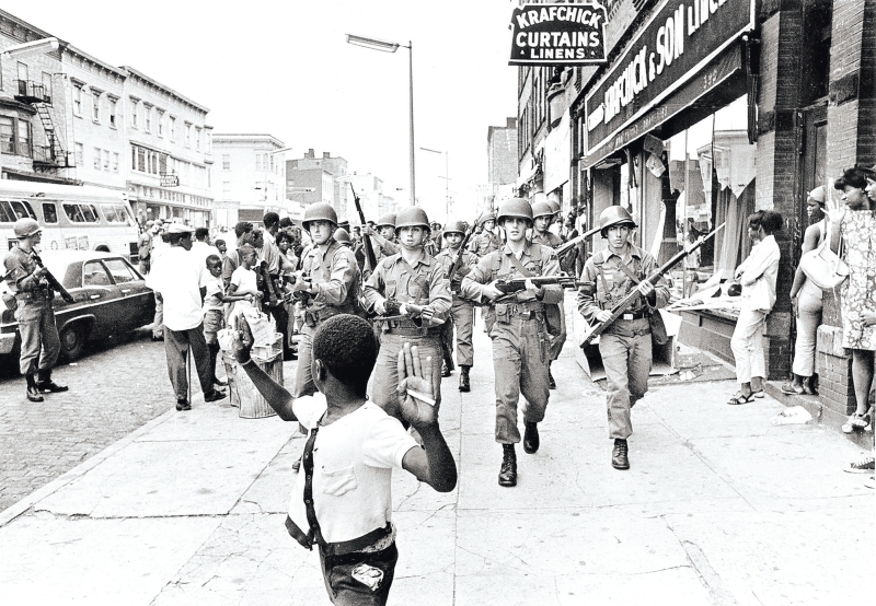 Um ex-juiz que assistiu às revoltas de 1967 em Newark, Nova Jersey, disse que o racismo é onipresente | Don Hogan Charles/The New York Times