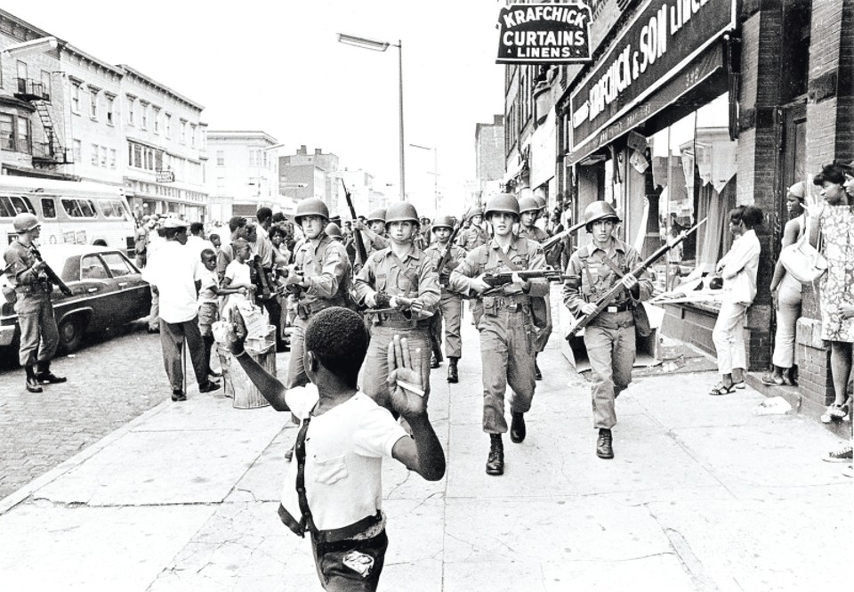 Um ex-juiz que assistiu às revoltas de 1967 em Newark, Nova Jersey, disse que o racismo é onipresente | Don Hogan Charles/The New York Times