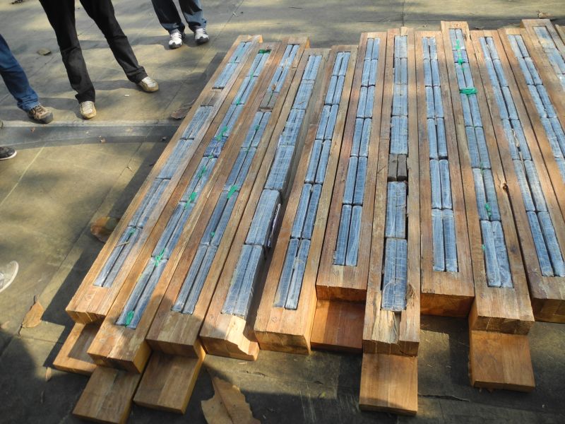 Ainda em setembro deste ano, a PF apreendeu 830 quilos de cocaína escondidos em peças de madeira para casas pré-fabricadas | Polícia Federal/Divulgação