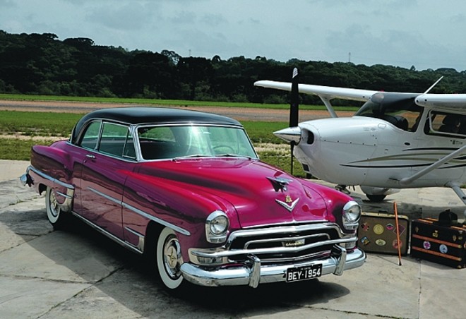 Abril - Chrysler New Yorker De Luxe 1954: Apenas 4,8 mil unidades do modelo foram fabricadas. Ele trazia à época o inédito motor 331 Hemi V8, de 5 litros e 235 cv. O empresário Toni Grocoske , 45 anos, importou um exemplar do sedã com o intuito de retirar as peças para usá-las em uma versão conversível. Porém, o bom estado de conservação o fez mudar de ideia. O carro traz um detalhe curioso: há um pedal ao lado do acelerador que, quando pressionado, faz a busca automática das rádios |